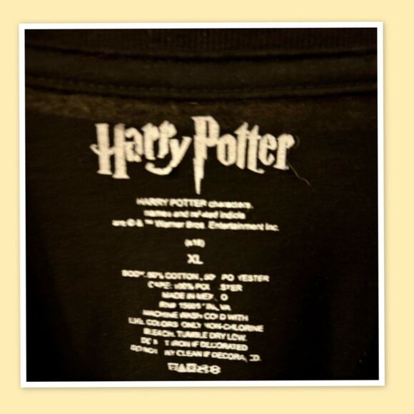 Warner Bros. Harry Potter Gryffindor Caped T-Shirt - Adult XL - Black Crew Neck - Picture 3 of 3